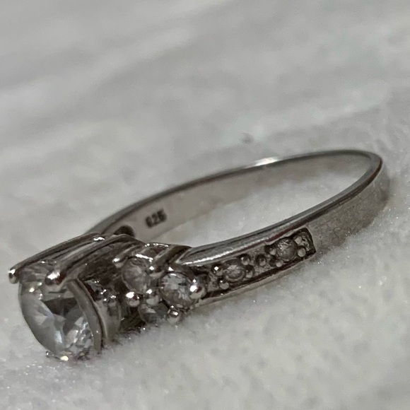 Beautiful Vintage Sterling Silver CZ Graduated Engagement Ring size 8.75 - Picture 12 of 12